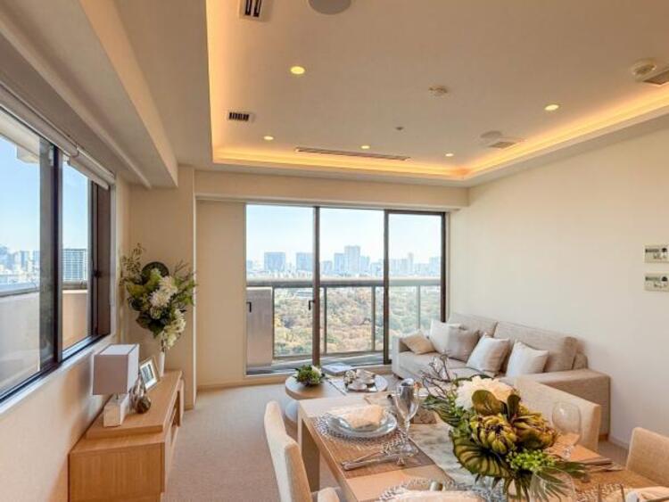 居間 【家具・小物（調度品）は販売価格に含まれません】くつろげるリビングは話に夢中になりすぎて、ついつい時間を忘れてしまう。そんな束の間の幸せを感じさせてくれる場所です。