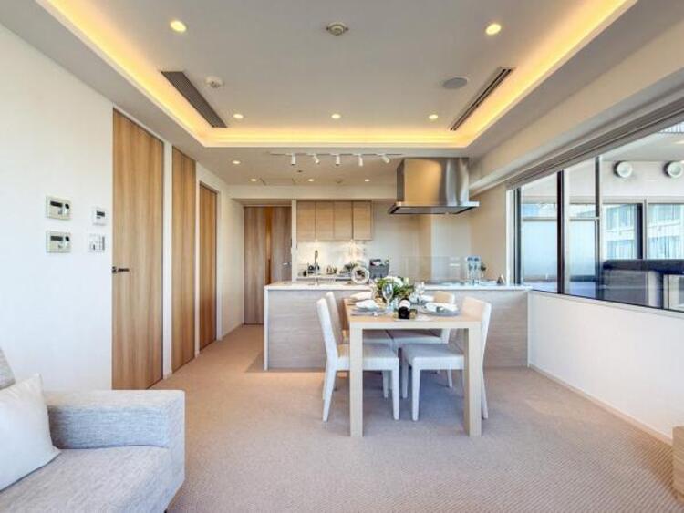 居間 【家具・小物（調度品）は販売価格に含まれません】ゆったりとくつろげる、明るく開放的なリビング空間です。