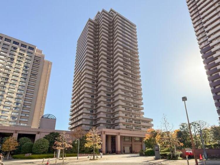 外観 街に溶けこみ美しい景観を生み出すこの邸宅は、採光や風通しまで考え抜いて造り上げました。