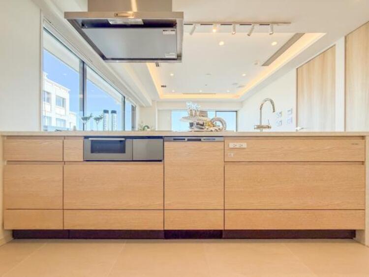 キッチン リビング全体が見渡せる対面式システムキッチン。お子様達がいつもママのそばにいられる安心感も生まれます。食事の用意をしながらご家族との会話も弾み笑顔溢れる空間です。