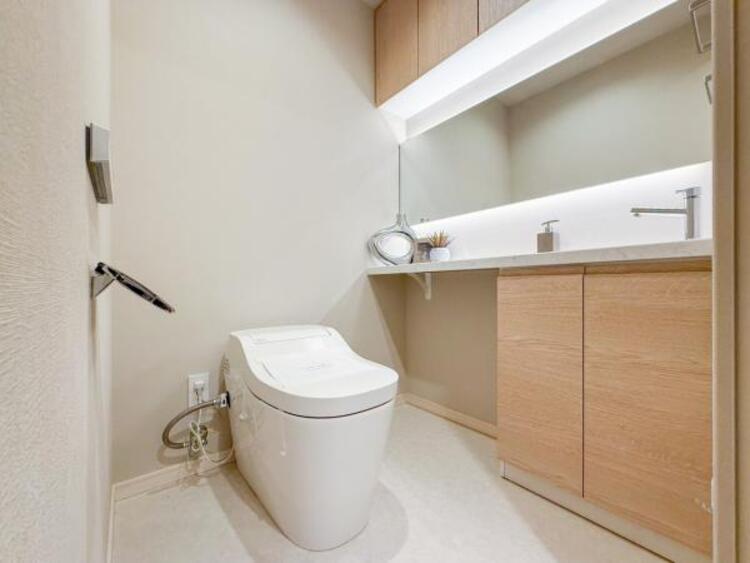 トイレ シンプルでシャープなフォルムは、そのデザイン性だけでなく汚れが拭きやすくお手入れ簡単です。