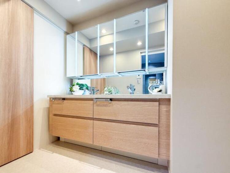 洗面 大きな鏡付きの洗面台で、身支度がしやすい設計です。