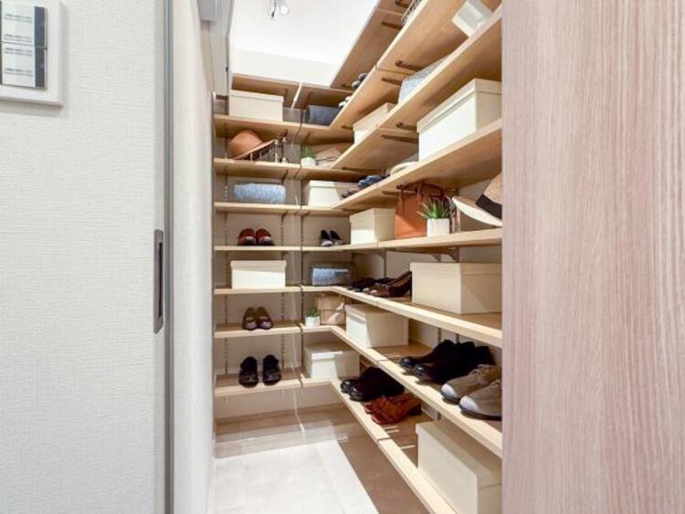 収納 【家具・小物（調度品）は販売価格に含まれません】玄関には収納豊富なシューズクローゼットも完備。雑多な玄関でなくスッキリ空間にできるよう設計しました。