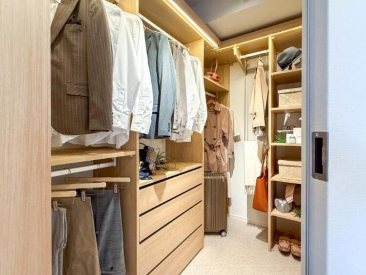 収納 【家具・小物（調度品）は販売価格に含まれません】ウォークインクローゼットには普段使わない季節用品やトランクなど、大きなものもラクラク収納できます。