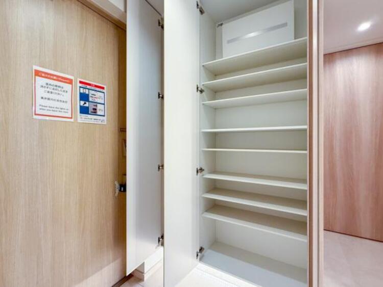 収納 収納スペースを広く設けていますので、たくさんある靴もすべて収納していただけます。