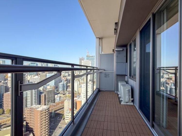 バルコニー 陽の光に照らされるバルコニーを、爽やかな涼風が吹き抜けていきます。