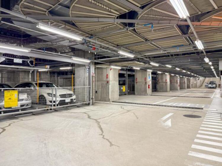 駐車場 敷地内に設けられた駐車スペース。