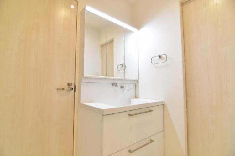 洗面 三面鏡の付いた洗面化粧台は、鏡面裏側にも機能的な収納を配置。普段使いの洗面小物やスキンケア用品などが衛生的に保管できます。 