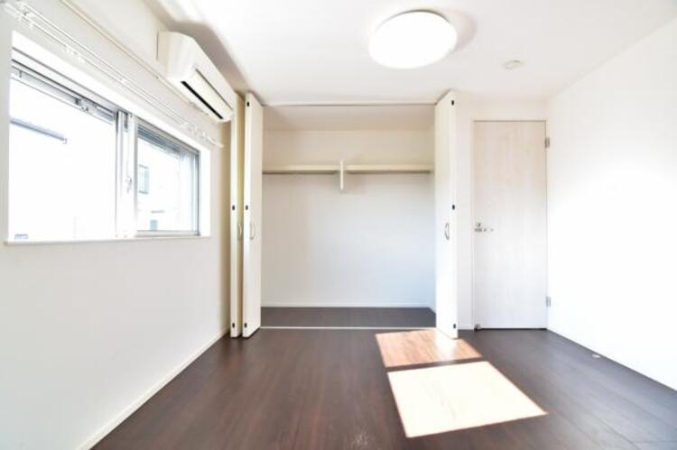 収納 クローゼットには棚やハンガーパイプが備えられているので、大切なお洋服にしわを付けずにそのまましまうことが出来ます。