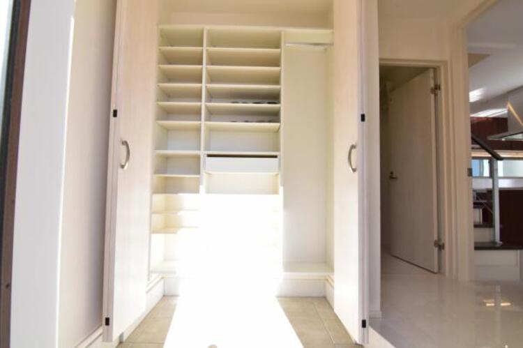 収納 清潔感のある空間を保てるよう、収納スペースを広く設けていますので、たくさんある靴もすべて収納して頂け、玄関をスッキリ綺麗な空間に纏めます。 