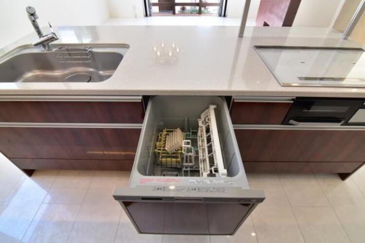 設備 食器洗浄乾燥機　食器の後片付けに便利な食器洗浄乾燥機を標準装備。ビルトインタイプなので見た目もスッキリ、特に共働き世帯のご家族には必須品です。