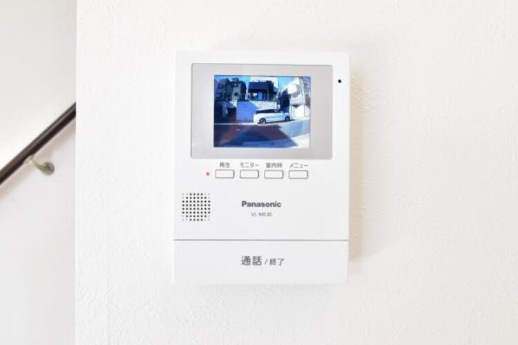 設備 TVモニター付インターホン　来訪者を鮮明な画像で確認できるTVモニター付インターホン。夜間や天候の悪い日もしっかりとチェック。特に奥様やお子様だけでの在宅が多いご家族は必需品です。録画機能付きなら後からも確認できます。