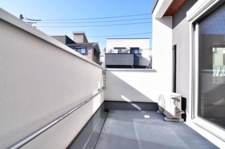 バルコニー 使い易いバルコニー。やわらかな陽射し・心地よい風。どこまでも広がる空の下、限りない開放感を味わえる空間です。 