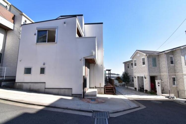 駐車場 敷地内に設けられた駐車スペースは2台駐車可能です。 