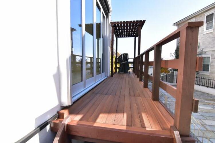 その他 毎日の暮らしに癒しを与えてくれるウッドデッキスペース。 