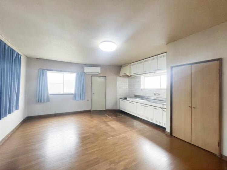 居間 室内にたっぷりと光が差し込む、快適なリビングです。