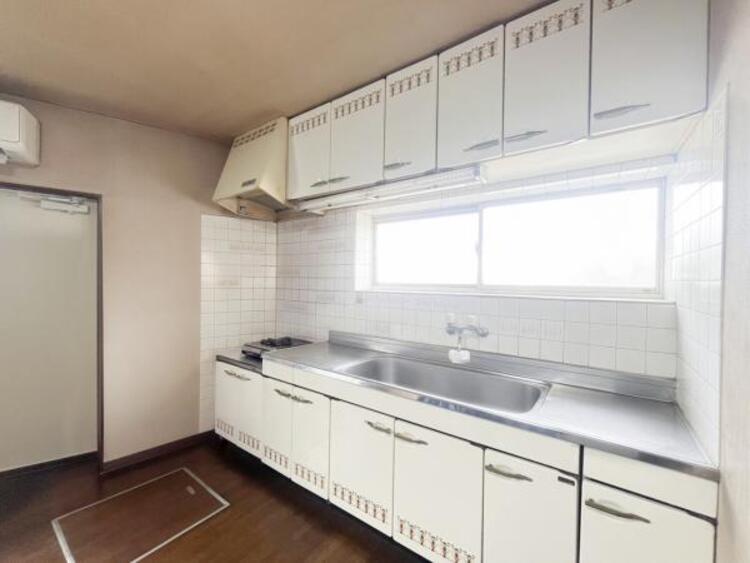 キッチン 収納スペースが豊富で、調理器具や食材もスッキリ片付きます。