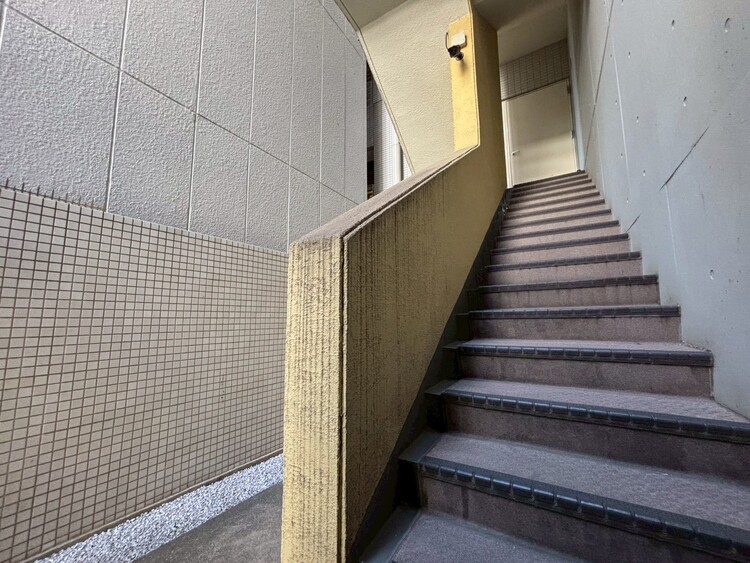 その他 共用部の階段です。明るく清潔に管理されています。