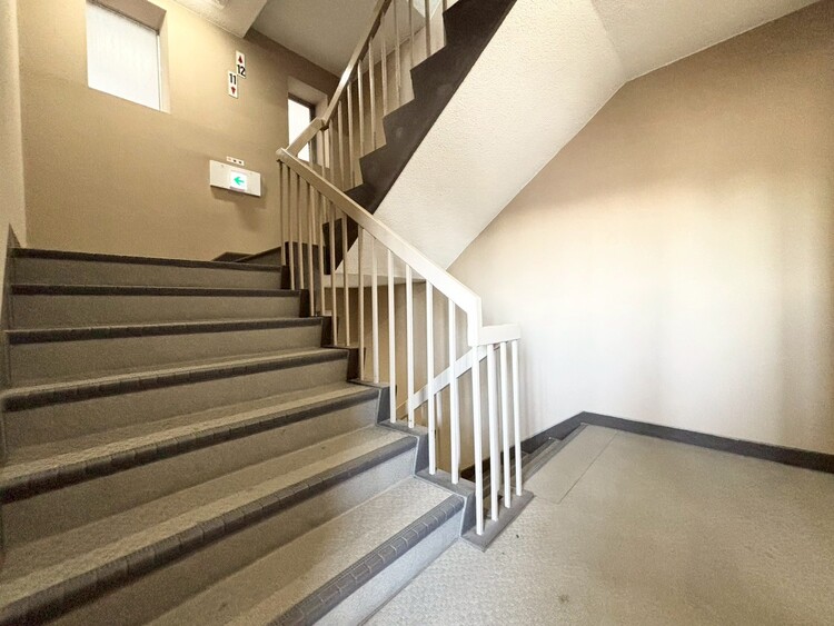 その他 共用部の階段です。明るく清潔に管理されています。