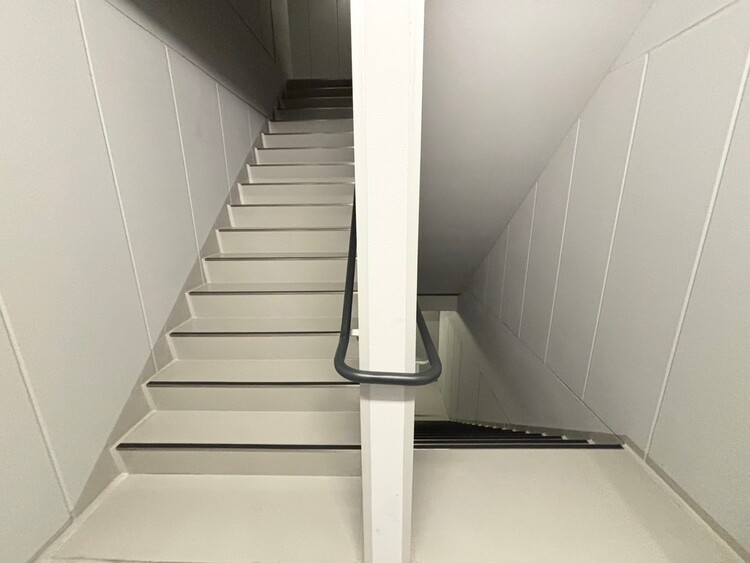その他 共用部の階段です。明るく清潔に管理されています。