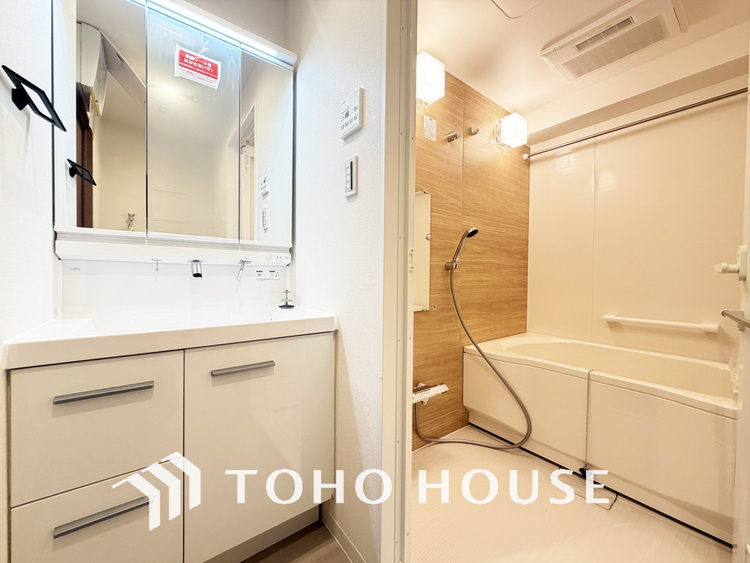 洗面 新規設置の洗面化粧台。収納豊富で使い勝手の良い3面鏡です