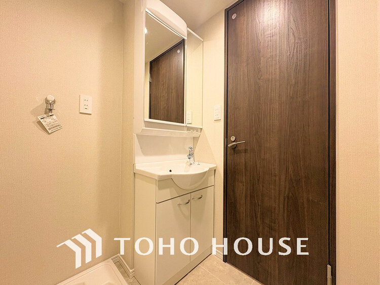 洗面 白を基調とした清潔感のある洗面室で朝の身支度を