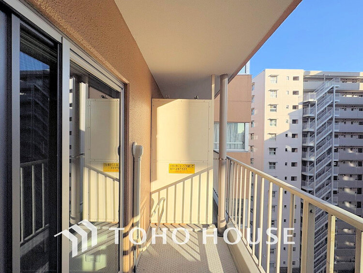 バルコニー 日当たりの良いバルコニーで晴れの日の洗濯物も楽しみになりますね