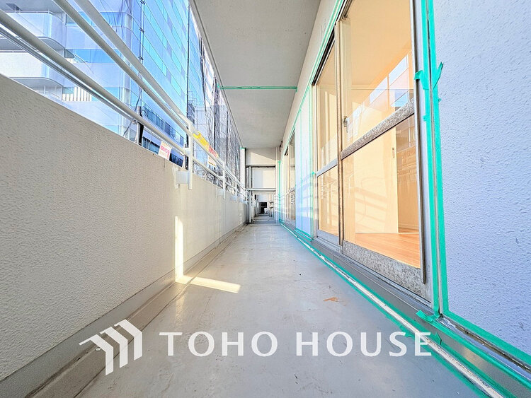 バルコニー 日当たりの良いバルコニーで晴れの日の洗濯物も楽しみになりますね