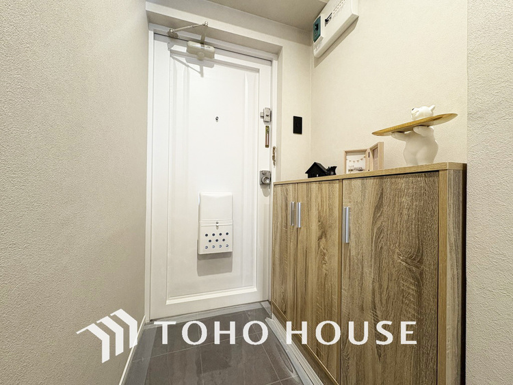 玄関 飾り過ぎないシンプルな内装の玄関