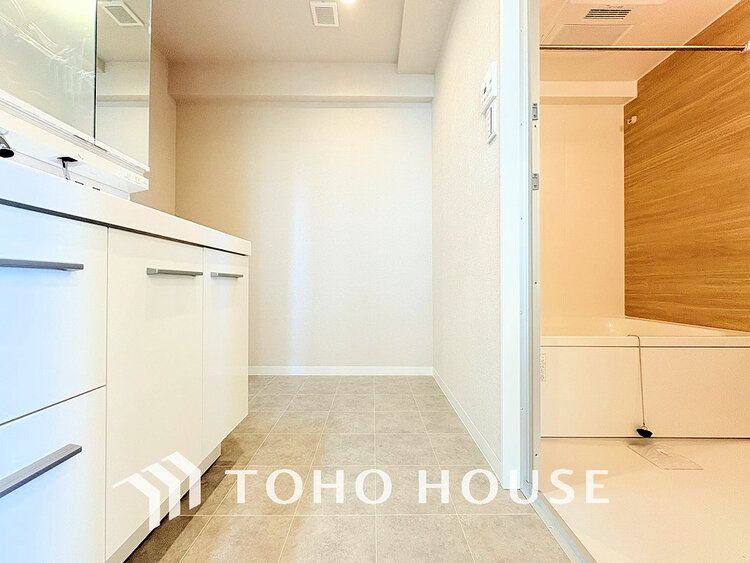 洗面 白を基調とした清潔感のある洗面室で朝の身支度を