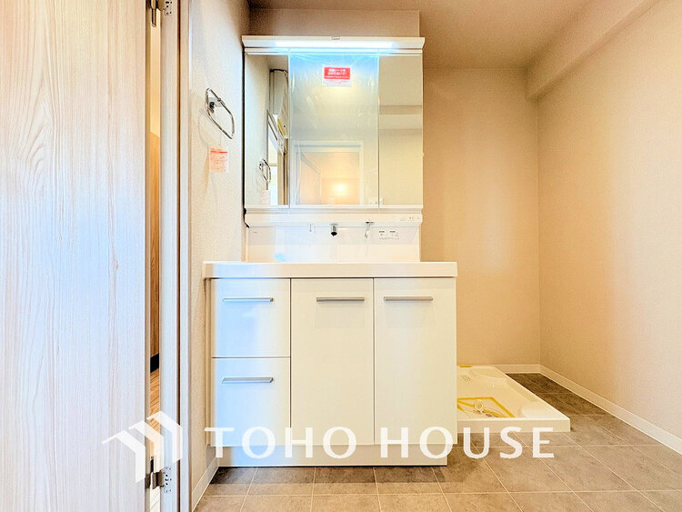 洗面 落ち着きのある色合いでまとめられた洗面室