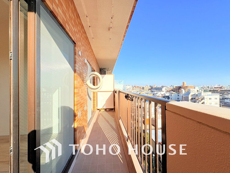 バルコニー 日当たりの良いバルコニーで晴れの日の洗濯物も楽しみになりますね