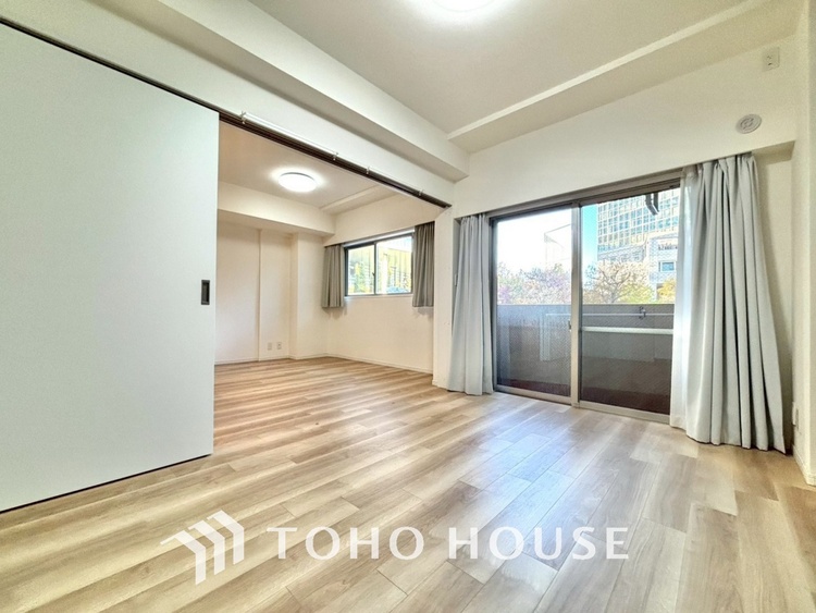 内装 ◆サンサンと◆差し込む太陽の光がこのリビングに笑いをもたらす。ソファの上のクッションがポカポカした暖気にぬくぬくと微睡んでいる。