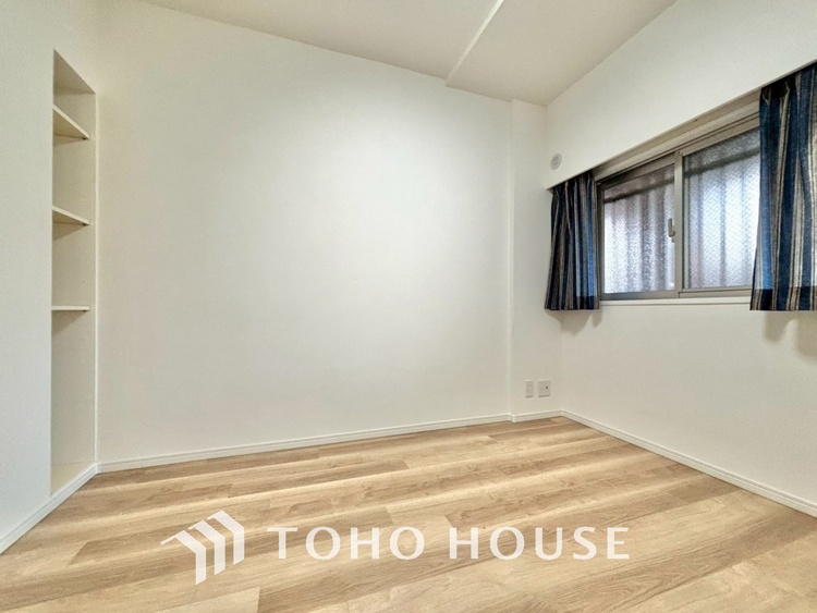 内装 使いやすく、明るい洋室に仕上がります。子供部屋や趣味のお部屋にご利用できます。ご自身で家具などを配置し、素敵な空間を創り上げられます。