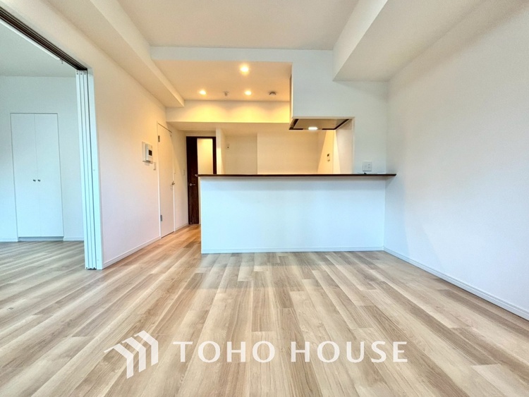 内装 ここはみんなが集い、食事と楽しい会話が始まる場所。話に夢中になりすぎて、ついつい時を忘れ、夜半過ぎになってしまう。そんな束の間の幸せを感じさせてくれます。