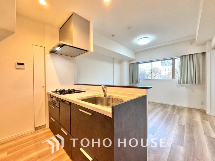 キッチン 手元の収納から、足元の収納までが全てスライド式で、奥のスペースまで有効に活用できます。奥まで上から見渡せるので、たまにしか使わない調理器具もサッと取出せます。