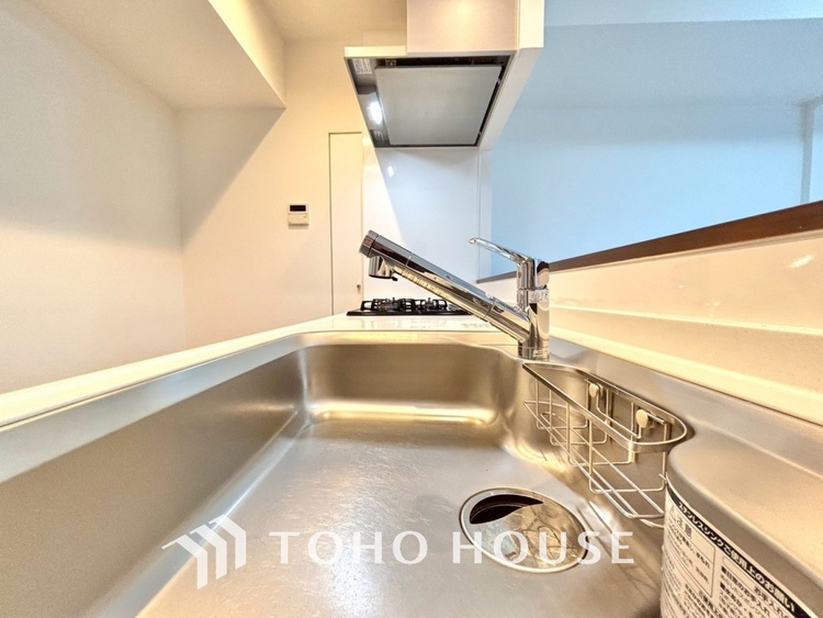 キッチン ◆愛育◆キッチンは家族の絆を育む大切な空間。シンプルで使い易いSystemKitchenで愉しく作る料理は愛情のある美味しいご馳走に。家族で使える広々としたダイニングキッチンです。