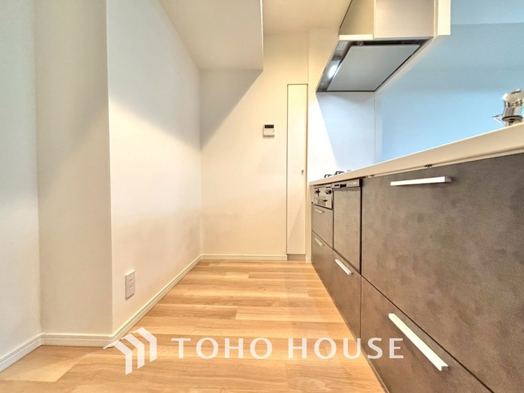 キッチン キッチンは家族の絆を育む大切な空間。シンプルで使い易いシステムキッチンで愉しく作る料理は愛情のある美味しいご馳走に。家族で使えるダイニングキッチンです。