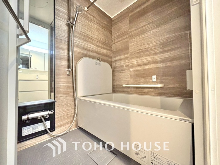 風呂 【浴室】《一日の疲れを落としてくれる場所は、落ち着く場所でなければならない》　高級感溢れるカラーと大きさ・柔らかな曲線で構成された半身浴も楽しめるバスタブが心地よさをもたらします。