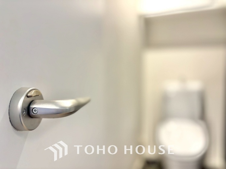 トイレ 清潔感あるホワイト調のクロスと温もり溢れるモダンカラーの床材が見事に調和した本邸宅は、毎日の生活を少しでも快適に過ごして頂ける様に落ち着いた雰囲気作りから行っています。