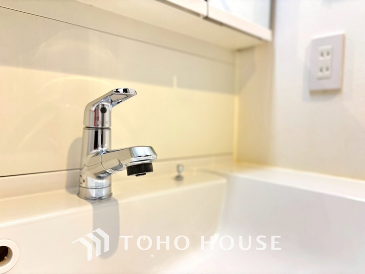 洗面 気持ちの良い朝をつくりだし、夕方には笑顔を取り戻させてくれるミラー。パウダールームはいつでも本来の自分を取り戻せる空間。明るく仕上げてあります。