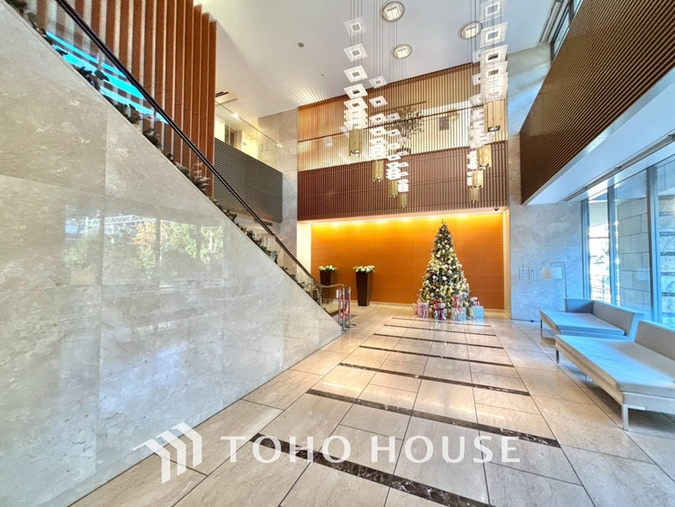 エントランス 現地に実際に行ってみることでしか感じられないことがたくさんあります。周辺環境や街の雰囲気など、たくさんのことを感じていただけます。是非一度ご見学くださいませ。