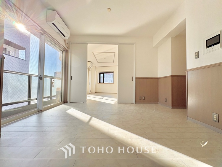 内装 ここにはみんなが集い、食事と楽しい会話が始まる。話に夢中になりすぎて、ついつい時を忘れ夜半過ぎになってしまう。そんな束の間の幸せを感じさせてくれる場所でありたい。