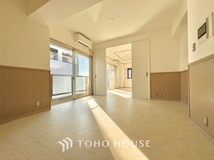 内装 大きなリビングは、高級感漂う設えとゆとりある広さで安心をもたらす特別な場所。暮らしの中心にふさわしい空間です。