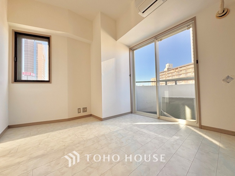 内装 堂々とした広さを誇るリビングは、優雅な開放感と安心感を兼ね備えた上質な空間。ご家族の時間を一層贅沢に演出します。