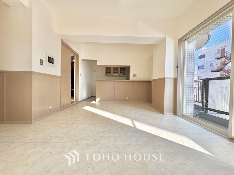 内装 堂々とした広さを誇るリビングは、優雅な開放感と安心感を兼ね備えた上質な空間。ご家族の時間を一層贅沢に演出します。