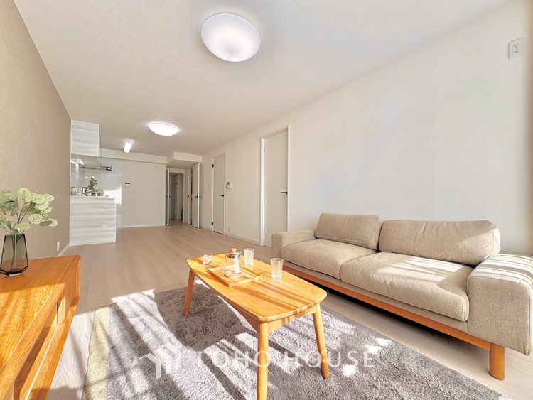 内装 ここにはみんなが集い、食事と楽しい会話が始まる。話に夢中になりすぎて、ついつい時を忘れ夜半過ぎになってしまう。そんな束の間の幸せを感じさせてくれる場所でありたい。