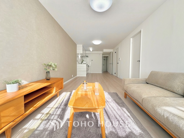 内装 大きなリビングは、高級感漂う設えとゆとりある広さで安心をもたらす特別な場所。暮らしの中心にふさわしい空間です。