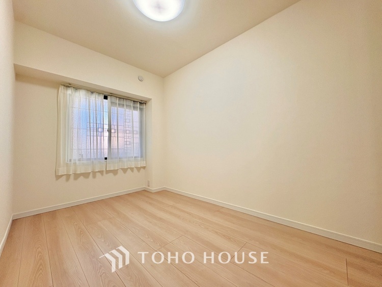 内装 堂々とした広さを誇るリビングは、優雅な開放感と安心感を兼ね備えた上質な空間。ご家族の時間を一層贅沢に演出します。