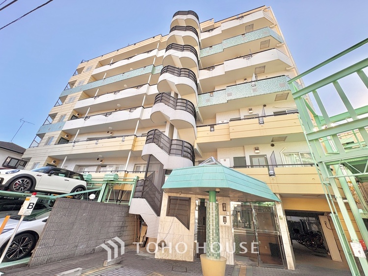 外観 ほんの少しのこだわり。ちょっとした色使いがその家がもつ雰囲気、趣（おもむき）を携え、暮らす家族や訪ねてくる友人・知人に新鮮な香りを運んできます。